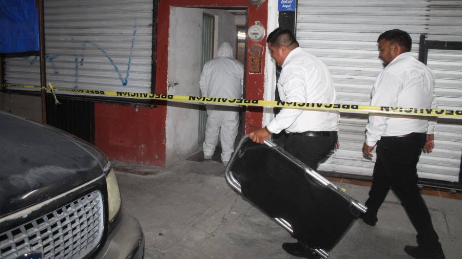 Autoridades ordenaron el levantamiento del cuerpo para su traslado a la Semefo.