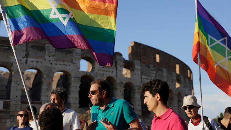 La gente pasa junto al antiguo Coliseo mientras participa en la marcha del Orgullo en Roma, el sábado 10 de junio de 2026.