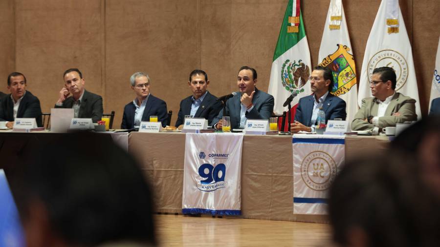 Autoridades estatales, representantes de la iniciativa privada y directivos de la UAdeC participaron en la reunión donde se abordó el avance en el saneamiento financiero de la universidad.