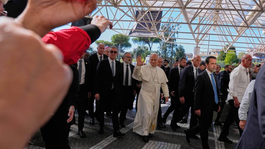 El papa León XIV llega a la Policlínica Agostino Gemelli en Roma, el martes 13 de octubre de 2026, para una operación programada en el pulmón.