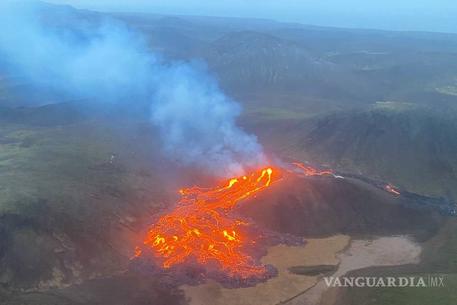 $!Después de 6 mil años el volcán del monte Fagradals en Islandia despertó con una erupción (fotos)