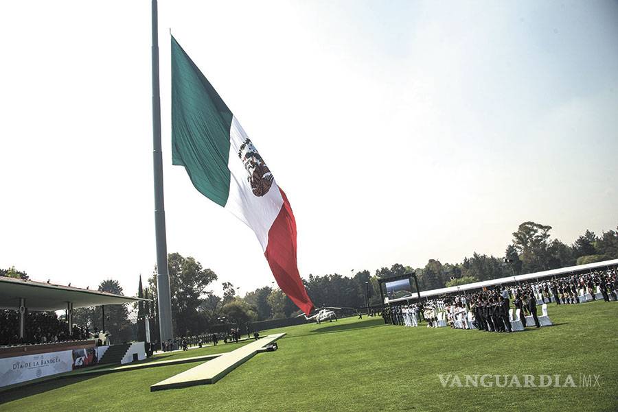 $!No importa si está al revés, la Bandera nos da identidad, dice Peña Nieto