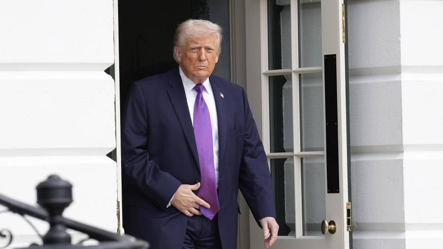 El presidente de Estados Unidos, Donald Trump, sale de la Casa Blanca en Washington, DC..