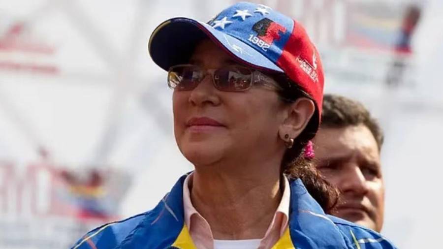 La moción de la defensa de Flores tiene la misma estructura que la de Maduro e incluye una declaración jurada de ésta, en la que afirma que no puede costear su propia defensa.