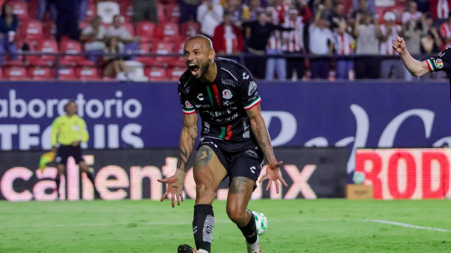 João Pedro intenta generar peligro para Santos Laguna en una noche complicada, en la que los Guerreros volvieron a quedarse sin respuesta ofensiva en el Clausura 2026.