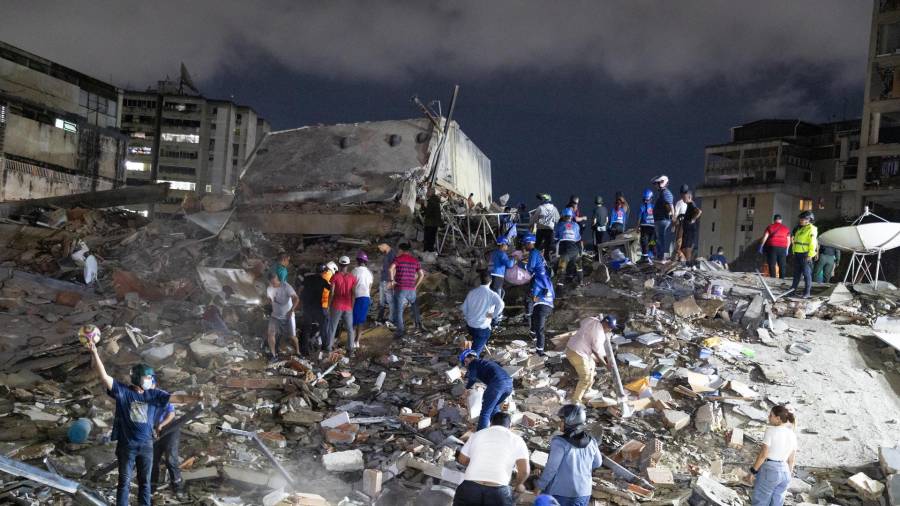 Integrantes de cuerpos de emergencia buscan víctimas este miércoles, luego de dos fuertes terremotos que sacudieron el Caribe venezolano en Caracas, Venezuela). El principal fue un sismo de magnitud 7.5.