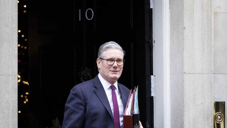 El primer ministro británico, Keir Starmer, sale de su residencia oficial en el número 10 de Downing Street en Londres, Gran Bretaña.