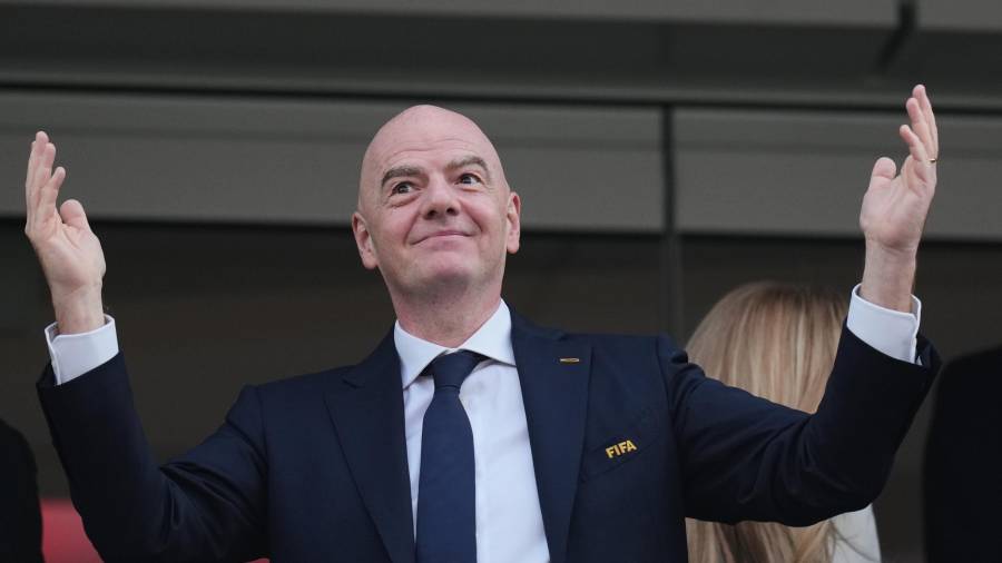 Infantino hace su propio Mundial: más de 16 mil kilómetros para ver partidos en tres países.