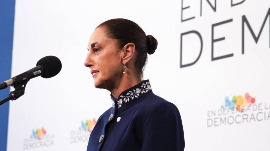 León Krauze refiere en su columna que la Presidenta no puede hablar de democracia mientras en los hechos se camina hacia una “autocracia electoral”.