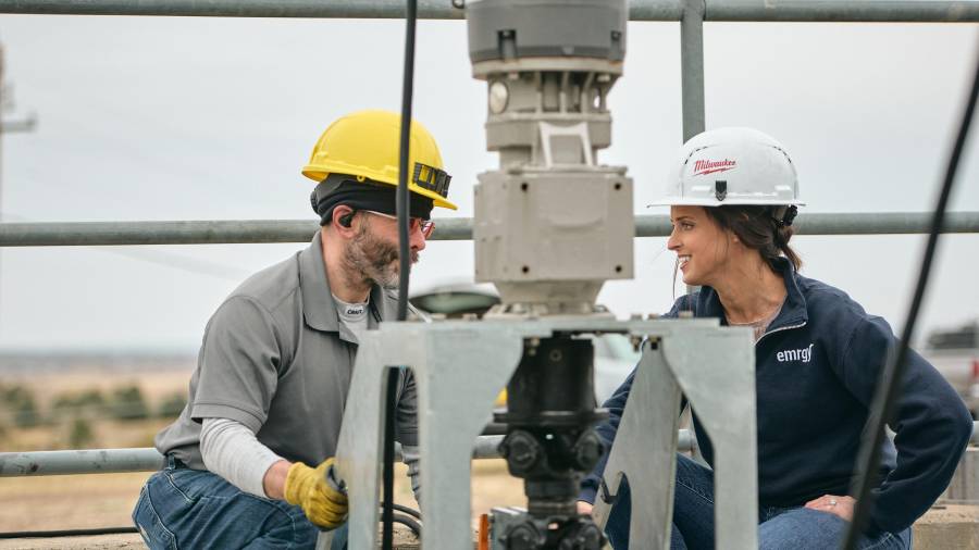 La Unidad de Transición Hidroeléctrica, junto a la cual posan Emily Morris y Thorsten Stoesser, es la pieza clave del “sistema hidroeléctrico distribuido” que han diseñado. Foto: European Patent Office (EPO).