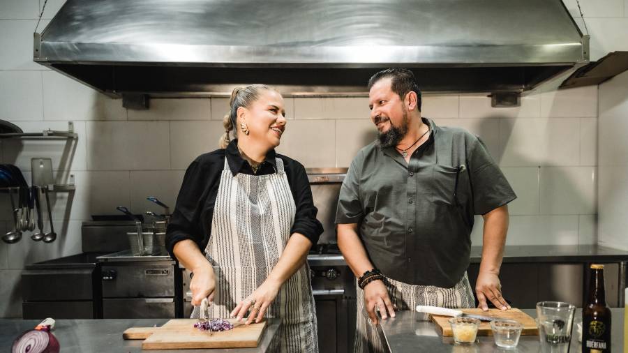 En la Huérfana, la cerveza se convierte en cocina antes que en bebida.
