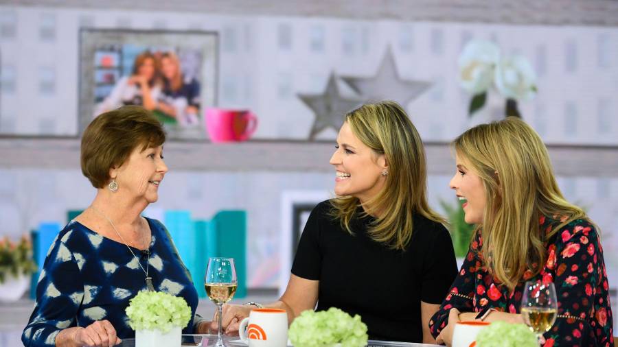 En esta imagen proporcionada por NBCUniversal, Savannah Guthrie, en el centro, su madre Nancy, a la izquierda, y Jenna Bush Hager hablan, el miércoles 17 de abril de 2019, en Nueva York.