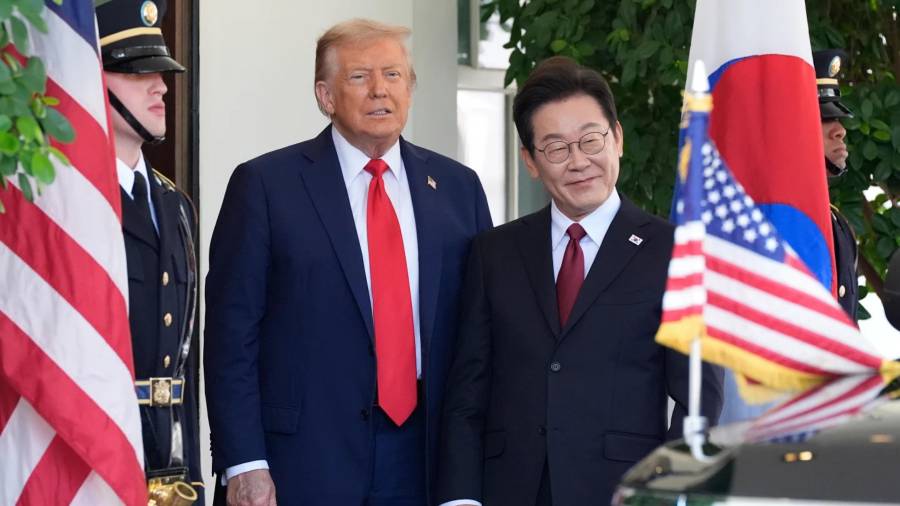 El presidente Donald Trump (izquierda) saluda al presidente surcoreano Lee Jae-myung a su llegada a la Casa Blanca, el 25 de agosto de 2025, en Washington.