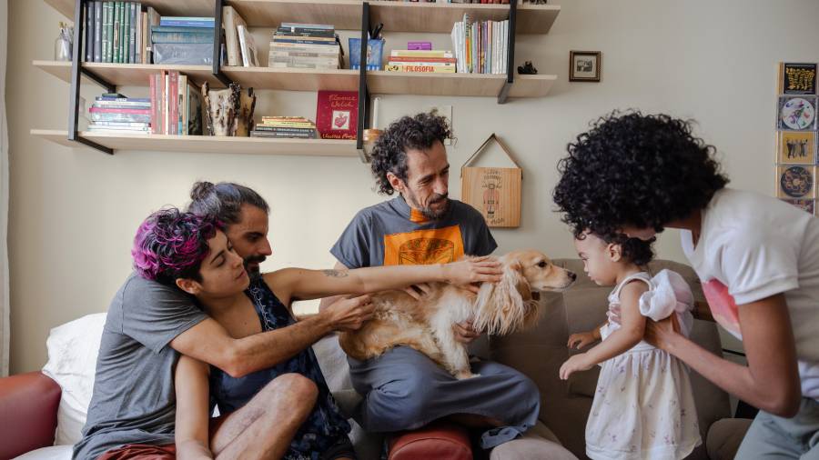 Victor Souza (izquierda), Jessica Couri, Rafael Pissurno e Iuli Duarte, con el perro Govinda y Hari, la hija de Duarte y Pissurno, en Río de Janeiro, Brasil.