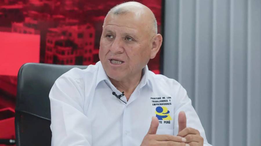 Fotografía cedida este domingo por la agencia Andina que muestra a Napoleón Becerra García, candidato presidencial por el Partido de los Trabajadores y Emprendedores (PTE-Perú).