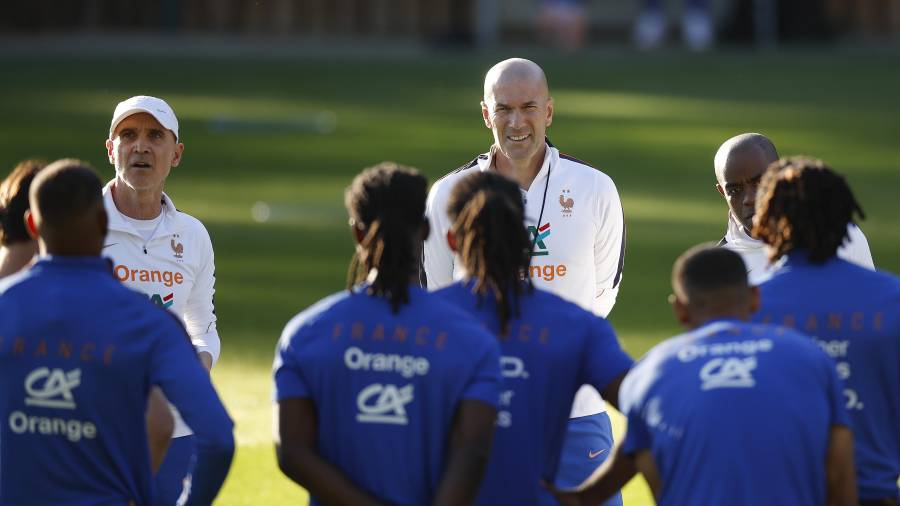 El técnico dirigió este lunes su primer entrenamiento con la selección francesa en Clairefontaine.