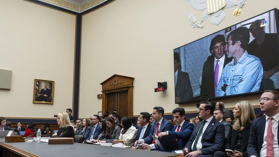 A finales de julio, un agente del FBI solicitó a sus colegas que comenzaran una tarea delicada relacionada con Jeffrey Epstein, enumerando los nombres de 14 hombres prominentes, con el presidente Trump a la cabeza.