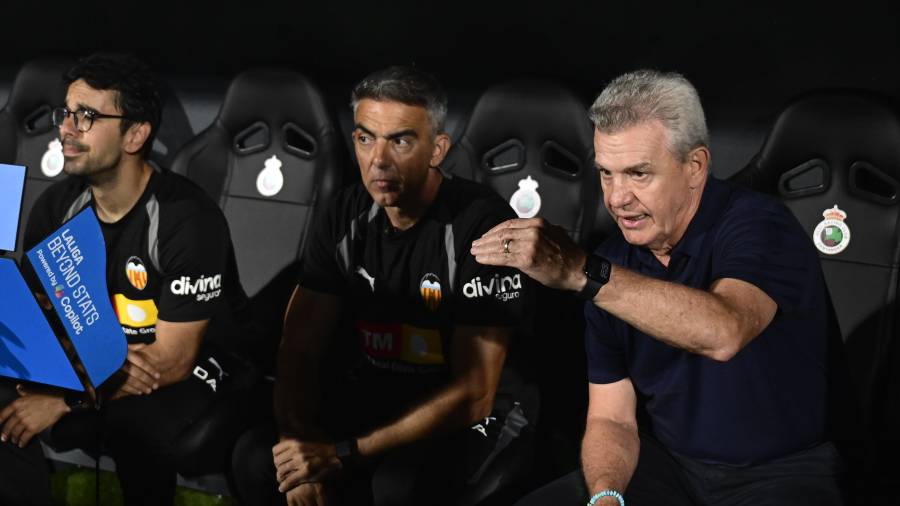 Javier Aguirre consiguió un empate 2-2 ante Racing de Santander en su primer partido como entrenador del Valencia, que permanece en zona de descenso.