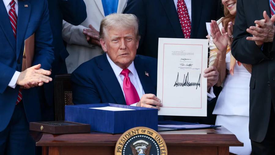 El presidente Donald Trump promulga su “Gran y Hermosa Ley” en el Jardín Sur de la Casa Blanca, este 4 de julio de 2025.