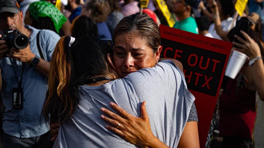 Tomasa Salgado, familiar de Lorenzo Salgado Araujo, inmigrante mexicano fallecido durante un operativo del ICE, llora durante una manifestación contra las políticas migratorias este miércoles, en Houston.