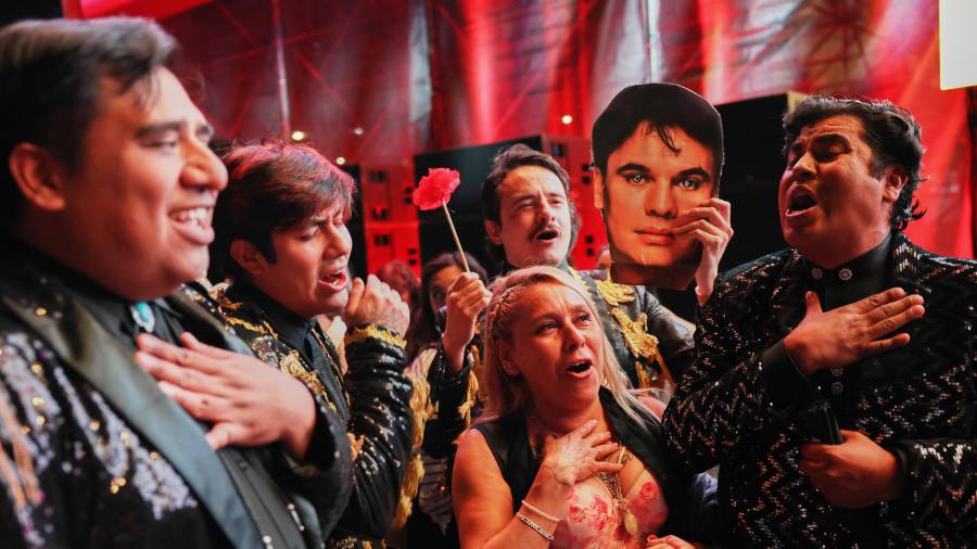 ¡Como en 1987 en Saltillo, su voz aún convoca! Juan Gabriel reúne a 170 mil fans en el Zócalo con concierto histórico