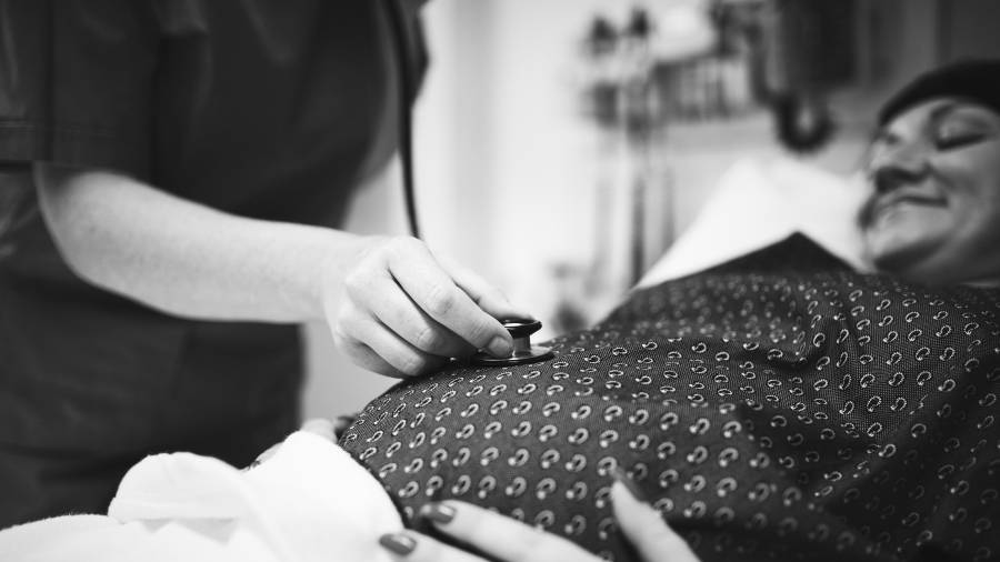 El seguimiento médico durante el embarazo permite prevenir complicaciones como la preeclampsia y la hemorragia obstétrica.