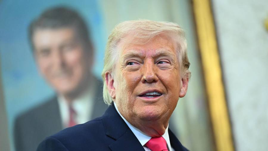 El presidente de Estados Unidos, Donald Trump, habla durante una ceremonia de juramento en el Despacho Oval de la Casa Blanca en Washington, DC..