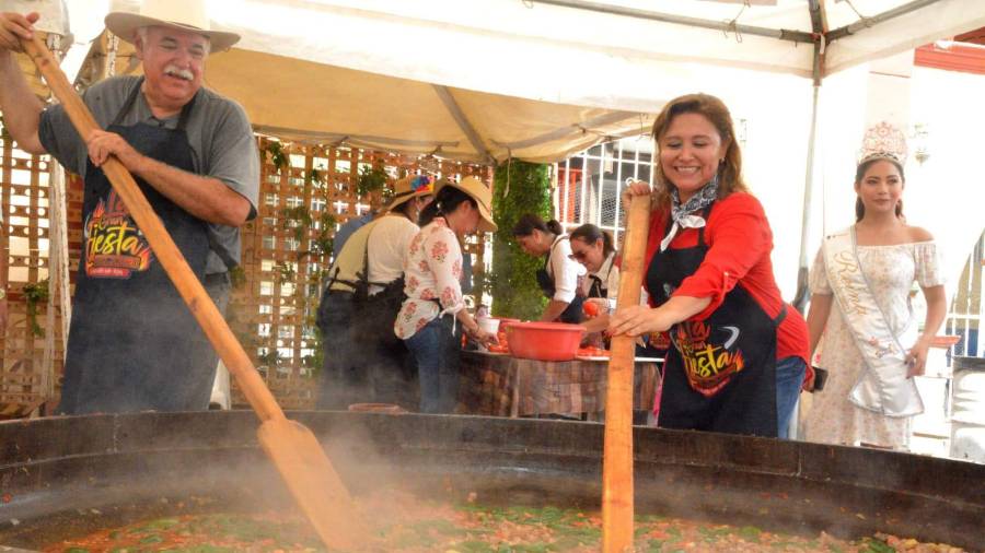 La iniciativa de la alcaldesa Diana Haro Martínez fue todo un éxito con la asistencia de miles de sabinenses a la plaza principal desde las 12 del mediodía, al cocinarse 350 kilos de carne
