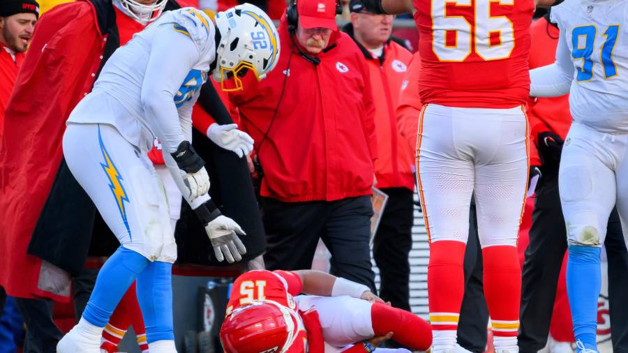 Patrick Mahomes sale del campo tras lesionarse la rodilla izquierda en la derrota de los Chiefs de Kansas City ante los Chargers de Los Ángeles.