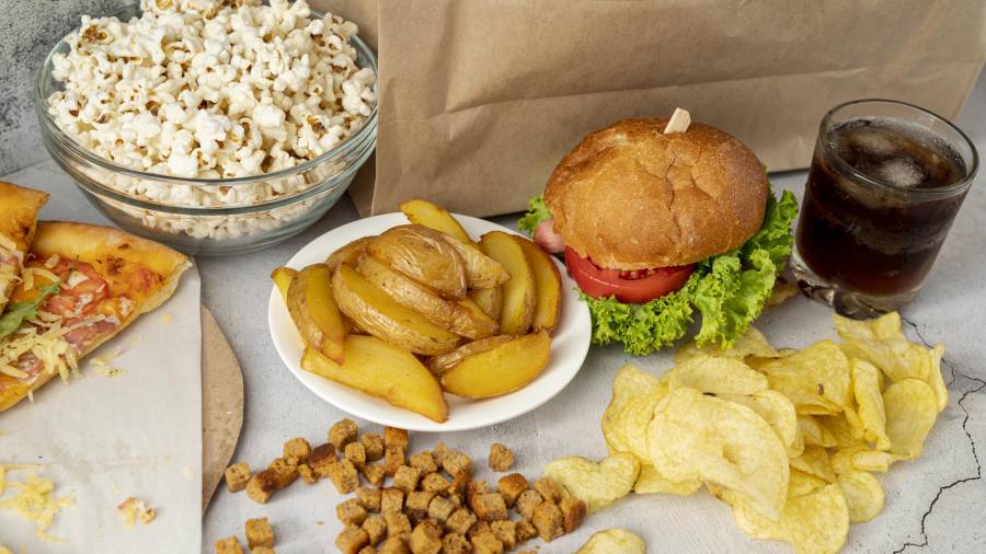 La cena tiene la función de aportar nutrientes y energía al organismo tras finalizar la jornada diaria y antes del periodo de ayuno nocturno.
