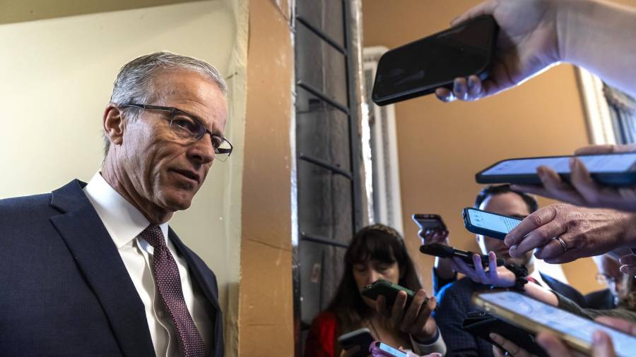 El líder de la mayoría del Senado de EU, John Thune, habla con los periodistas en el Capitolio sobre la financiación del Departamento de Seguridad Nacional (DHS).