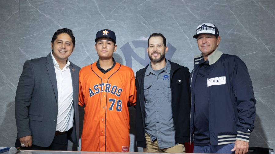Carlos Sandoval estuvo arropado por los directivos de Sultanes, quienes le auguraron un gran futuro, por sus cualidades en el diamante.