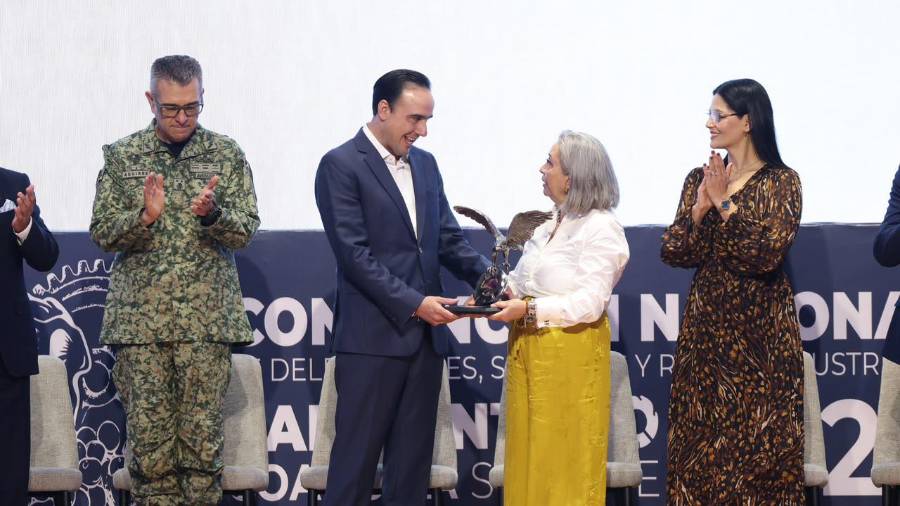 El gobernador Manolo Jiménez recibió el Águila Canacintra, de manos de la dirigente nacional, María de Lourdes Medina Ortega.