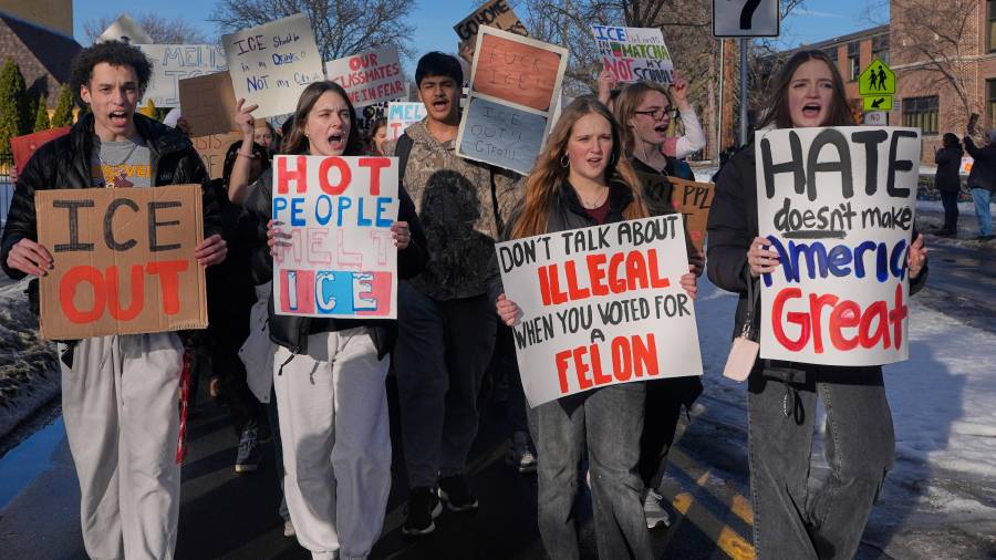 Estudiantes abandonan la escuela secundaria Roosevelt durante una protesta, el lunes 12 de enero de 2026, en Minneapolis.