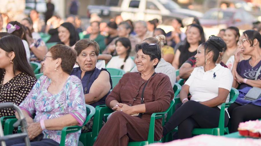Decenas de madres de familias se reunieron para la celebración organizada por el Municipio. FOTO: CORTESÍA