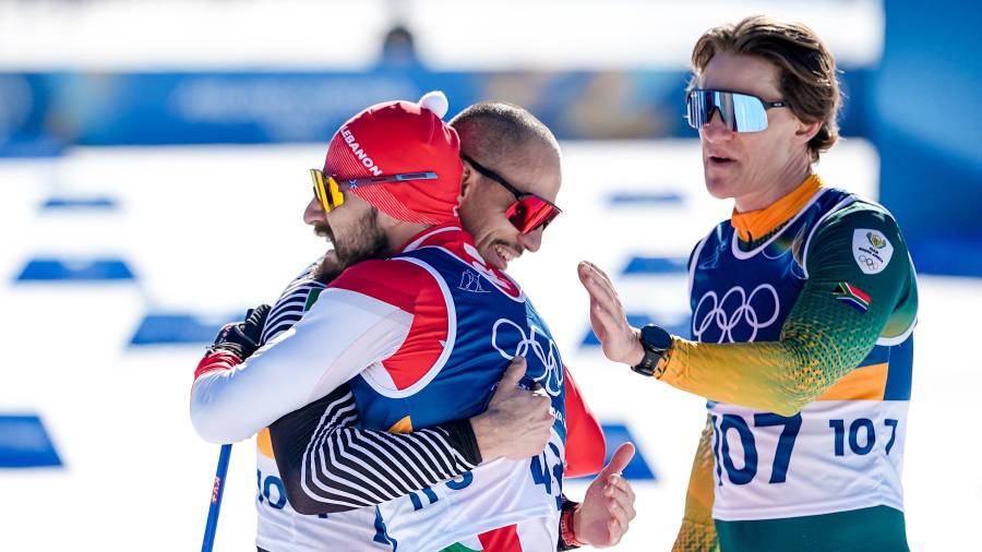 Allan Corona (lentes rojos) compitió en el esquí de fondo en los Juegos Olímpicos de Invierno Milano-Cortina 2026, donde firmó una actuación histórica para México.