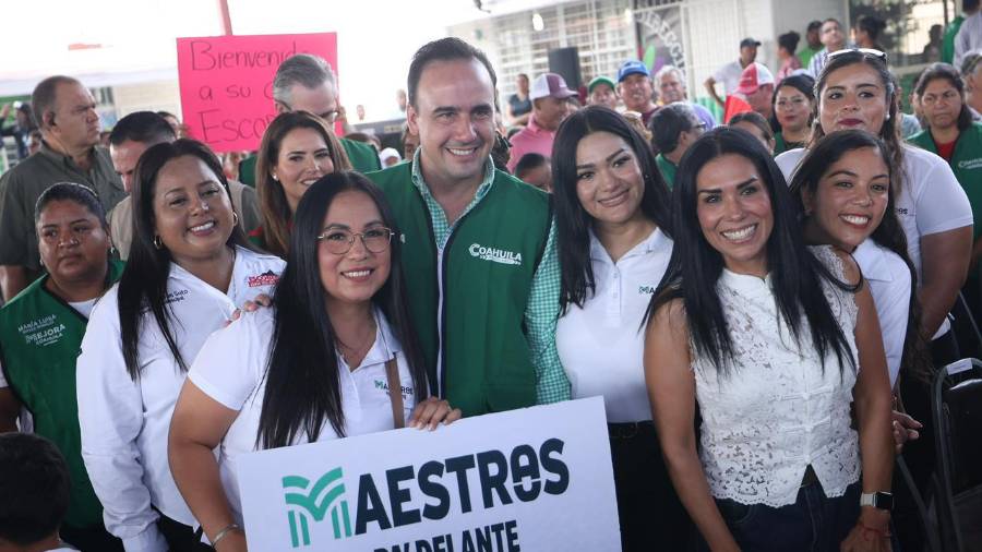 Manolo Jiménez Salinas encabezó en Escobedo el arranque estatal de los programas de uniformes, tenis y mobiliario escolar.