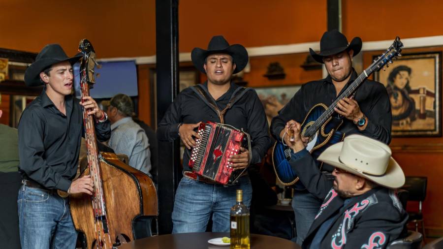 La aportación de los Fara Fara al saber regional es tan valiosa como los petroglifos, las plantas del semidesierto y los fósiles.