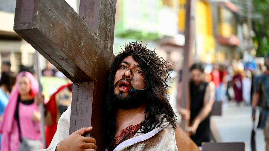 Entre rezos, dramatización y momentos de reflexión, la representación de la Pasión de Cristo reunió a la comunidad en uno de los eventos religiosos más concurridos de la temporada.