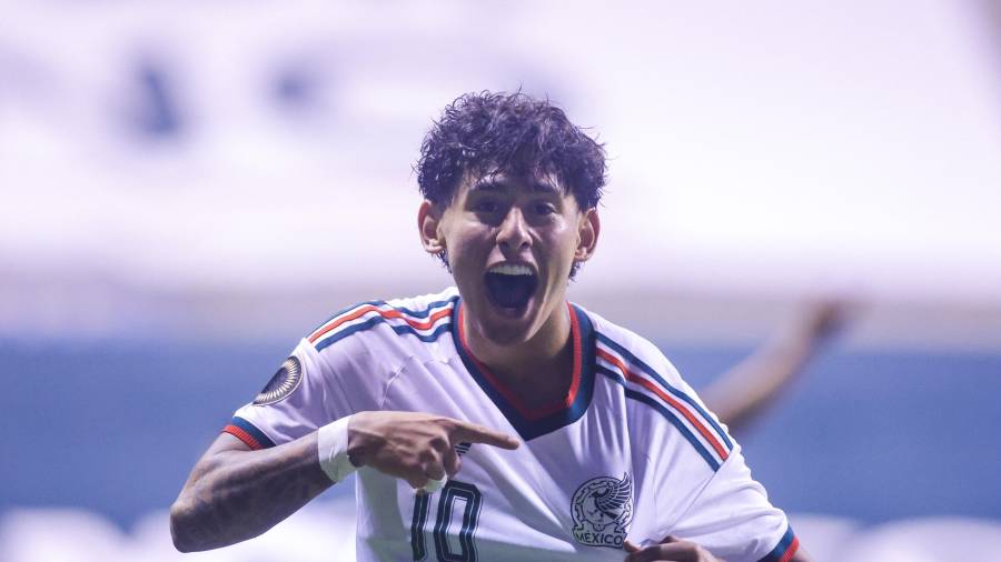 México resistió con diez futbolistas y derrotó 2-0 a Costa Rica en el Estadio Cuauhtémoc.