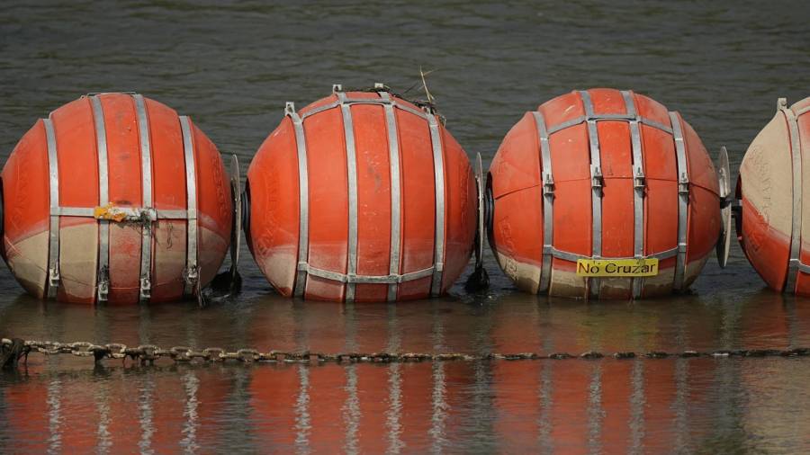 Boyas utilizadas como barrera están encadenadas a lo largo del centro del Río Grande, el lunes 21 de agosto de 2023, en Eagle Pass, Texas.