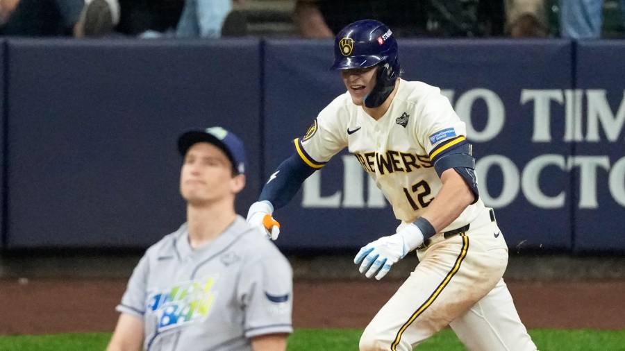 Sal Frelick conectó el jonrón que empató el encuentro, mientras Cooper Pratt impulsó la carrera de la victoria que puso a Milwaukee 2-0 en la Serie Mundial.
