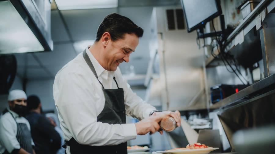 Muchas de las hierbas aromáticas del Pour la France! se cortan frescas de su jardín y todo el pan se elabora diariamente en casa.