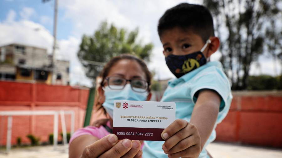 Antes de enviar la solicitud, estudiantes deben contar con documentos y datos como la CURP certificada, la CCT y una cuenta Llave MX.