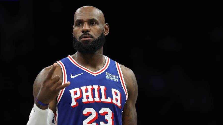 LeBron James sumó 10 puntos, cinco asistencias y cuatro rebotes en su debut con 76ers, que cayó 114-108 frente a Nets.