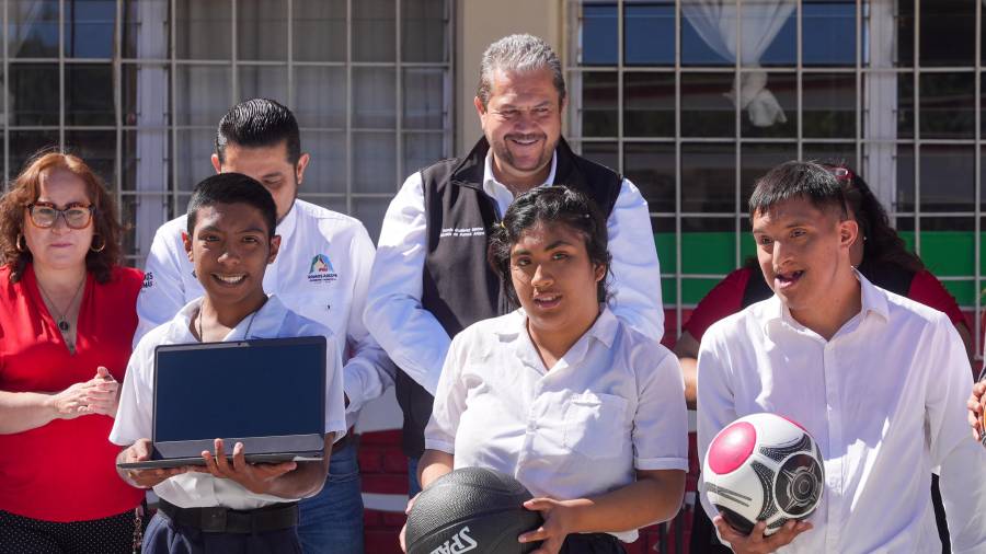 Los apoyos entregados incluyeron una laptop, sillas para docentes y alumnos, y mesas plegables.