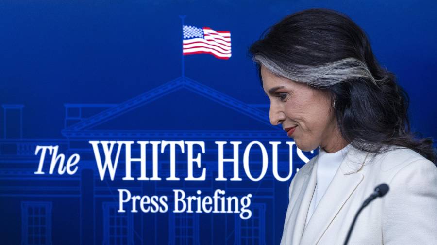 La directora de Inteligencia Nacional de Estados Unidos, Tulsi Gabbard, se retira tras responder a preguntas de los medios de comunicación durante una conferencia de prensa en la Casa Blanca en Washington.