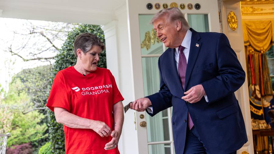 Sharon Simmons recibió una propina de 100 dólares por parte de Donald Trump para rectificar su política de cero carga fiscal sobre las propinas.