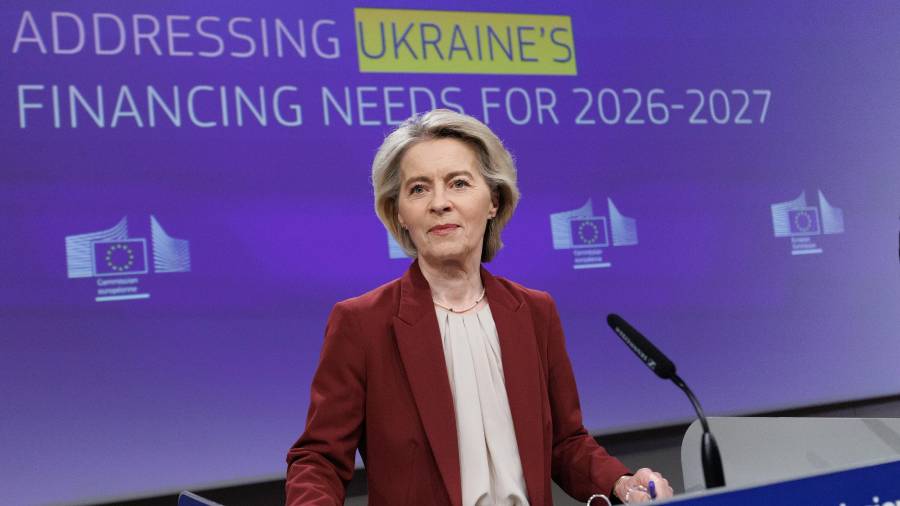 La presidenta de la Comisión Europea, Ursula von der Leyen, habla durante una conferencia de prensa sobre las necesidades de financiación de Ucrania para 2026-2027.