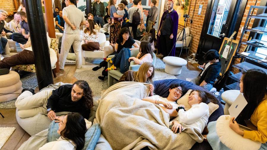 Abrazos en el Simposio del Amor, en The Commons, San Francisco, 15 de noviembre de 2025.